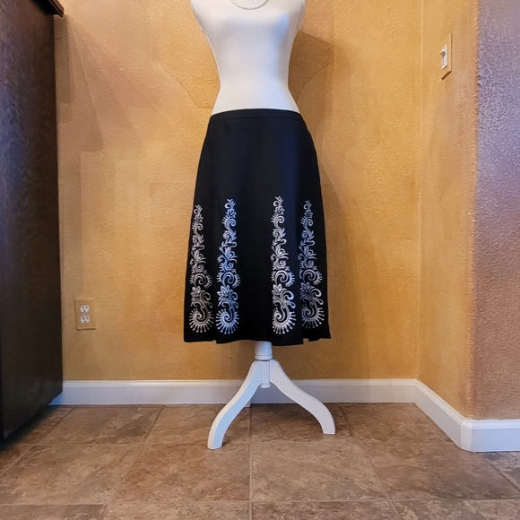 Ann Taylor LOFT - Skirt Embroidered Linen Size 12 - Picture 2 of 15